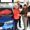 Das Foto zeigt (vorne von links) Fahrzeuggewinnerin Elisabeth Novotny, Evelyne Eck (Geschäftsführung Autohaus Kühnl & Eck, Haßfurt), Roberto Nernosi (Vorstandsmitglied Sparkasse Schweinfurt-Haßberge), dahinter (von links) Lukas Bräuer (Leiter Filiale Schwanfeld) und Andreas Linder (Vorstandsmitglied Sparkasse Schweinfurt-Haßberge).