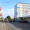 Viele Fußgänger queren im Bereich der Einfahrt zum Rewe-Markt die Marktbreiter Straße und wünschen sich dort einen Zebrastreifen.