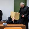 Der wegen versuchten Mordes an Frauen und Mädchen verurteilte 30-jährige Angeklagte (zweiter von links) mit seinem Würzburger Verteidiger Klaus Spiegel (zweiter von rechts) bei Prozessbeginn im November. Der wegen versuchten Mordes an Frauen und Mädchen verurteilte 30-jährige Angeklagte (zweiter von links) mit seinem Würzburger Verteidiger Klaus Spiegel (zweiter von rechts) bei Prozessbeginn im November.