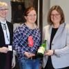 Den Stadtwein für das Jahr 2020, einen Silvaner, liefert das Weingut Michael Eyering aus Kleinochsenfurt. Im Bild von links Katharina Felton (Leiterin Tourist-Info), Marina Hemm (Weingut Eyering), Rosa Behon (zweite Bürgermeisterin).
