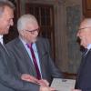 Oberbürgermeister Siegfried Müller (links) und Sportreferent Manfred Marstaller überreichen Anton Baum mit dem Ehrenbrief die höchste Auszeichnung der Stadt für Sportfunktionäre.