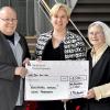 Veronika Fleckenstein (Mitte) übergibt ihre Spende von 2500 Euro an Schwester Maria-Regina Zohner (links) und Helmut Wolf vom Verein der Freunde und Förderer des Caritas-Krankenhauses Bad Mergentheim.