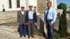 2017 hatte der Hubertusverein Burggrumbach noch 17 Mitglieder, inzwischen besteht er aus 157. Das Archivfoto zeigt Obmann Edgar Stumpf (links) mit Bürgermeister Alois Fischer (rechts), die das 100. Mitglied Bruno Ziegler vor einem Bildstock des "Kulturgeschichtlichen Arbeitskreis Burggrumbach" begrüßen.