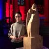 Johanna Helle neben ihrem Kunstwerk. Johanna Helle neben ihrem Kunstwerk.
