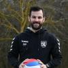 Stolz ist Philipp Fischer, Trainer der Drittliga-Volleyballer des TSV Eibelstadt, auf diesen Volleyball, der von den europäischen Hochschulmeisterschaften stammt und auf dem sich 2015 fast seine ganze heutige Mannschaft mit Unterschriften verewigt hat.