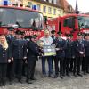 Eingerahmt von Kommandant Markus Schneyer (links) und seinem Stellvertreter Christian Stubenrauch sowie zahlreichen Funktionsträgern und Wegbegleitern der vergangenen Jahrzehnte wurde Karl Wilhelm "Kalli" Wehner gebührend aus dem Feuerwehrdienst verabschiedet.