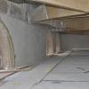 Tief bücken muss man sich, um direkt unter den dicken Holzbalken der Decke hindurchzukommen. Hier werden die letzten Putzarbeiten vorgenommen.