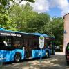 Linienbus und RufTaxi am ZOB in Lauda stehen zur Abfahrt bereit: Zwei Jahre nach der Einführung fällt die Bilanz für das RufTaxi von Landratsamt und Verkehrsgesellschaft positiv aus.