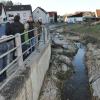 Der Bachlauf der Wässernach in Wülflingen wurde eingefasst. Der Bauausschuss besichtigte am Dienstag den Ortsteil von Haßfurt.