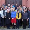 Das Bild zeigt die Teilnehmer beim ersten Treffen des Coachings Seniorenverpflegung. Durchgeführt wird das Coaching von Brigitte Baumeister (links) und Eva Braunreuter (rechts) vom Fachzentrum Ernährung/Gemeinschaftsverpflegung am Amt für Ernährung, Landwirtschaft und Forsten Würzburg.