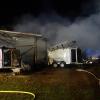 Am frühen Donnerstagmorgen ist ein Pferdestall zwischen Prichsenstadt und Kirchschönbach niedergebrannt. Auch drei Pferdeanhänger fielen den Flammen zum Opfer. Rund 50 Feuerwehrleute waren im Einsatz.