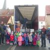 Erhard Schmitt (3.von rechts) beim Einsammeln der Weihnachtspakete in Kindergärten der Region. Im Hausener Kindergarten freuen sich das Erzieherteam und die Kindergartenkinder darüber, dass sie bedürftigen Menschen helfen können. Erhard Schmitt (3.von rechts) beim Einsammeln der Weihnachtspakete in Kindergärten der Region. Im Hausener Kindergarten freuen sich das Erzieherteam und die Kindergartenkinder darüber, dass sie bedürftigen Menschen helfen können.