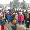 In Rumänien warten die Menschen auf den Weihnachtstrucker. Hier wird an der Tasulesa Social School entladen. Die Lehrerin (vorne rechts) garantiert eine geordnete Übergabe der Geschenke aus Deutschland. In Rumänien warten die Menschen auf den Weihnachtstrucker. Hier wird an der Tasulesa Social School entladen. Die Lehrerin (vorne rechts) garantiert eine geordnete Übergabe der Geschenke aus Deutschland.