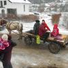 Immer wieder holen Menschen in Rumänien ihr Weihnachtspaket mit einem Pferdefuhrwerk und Pritschenwagen ab. Sie warten oft stundenlang in der Kälte, bis der Weihnachtstrucker da ist. Das berührt Erhard Schmitt besonders. Immer wieder holen Menschen in Rumänien ihr Weihnachtspaket mit einem Pferdefuhrwerk und Pritschenwagen ab. Sie warten oft stundenlang in der Kälte, bis der Weihnachtstrucker da ist. Das berührt Erhard Schmitt besonders.
