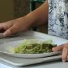 Damit auch Kinder aus armen Familien beim Mittagessen in der Schule nicht leer ausgehen, gibt es die Leistungen "Bildung und Teilhabe". Das Landratsamt möchte dafür mehr Werbung machen.