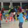 Mit Luftballons hinein ins Eisvergnügen. Zuerst durften die Kinder 2019 die neue Eisbahn auf dem Marktplatz testen. Mit Luftballons hinein ins Eisvergnügen. Zuerst durften die Kinder 2019 die neue Eisbahn auf dem Marktplatz testen.
