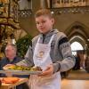 Freundlicher Gastgeber: Dieser junge Mann serviert ein Mittagessen am ersten Tag de Vesperkirche in St. Johannis, die am Sonntag eröffnet wurde. Freundlicher Gastgeber: Dieser junge Mann serviert ein Mittagessen am ersten Tag de Vesperkirche in St. Johannis, die am Sonntag eröffnet wurde.