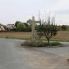 Das Neubaugebiet "Etterswasen II" in Gerlachshausen (im Hintergrund) soll über diese kleine Kreuzung erschlossen werden. Ein Bürger hat wegen der zu erwartenden Verkehrszunahme (44 Bauplätze) Klage beim Verwaltungsgericht eingereicht.