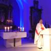 Der Altarraum der renovierten Sander Pfarrkirche St. Nikolaus kann nun auch farblich illuminiert werden, zum Beispiel in blau.