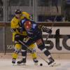 Noch immer auf der Intensivstation: Milan Kopecky (links, hier bei einem Spiel 2018 in Schweinfurt im Duell mit dem damaligen Schweinfurter Marc Zajic).