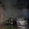 Wahrscheinlich brach das Feuer unter in diesem Carport aus, in dem sich ein Stapel Reifen und ein Kleintransporter befanden. Die Flammen schlugen dann auf das Dach der benachbarten Lagerhalle über. Wahrscheinlich brach das Feuer unter in diesem Carport aus, in dem sich ein Stapel Reifen und ein Kleintransporter befanden. Die Flammen schlugen dann auf das Dach der benachbarten Lagerhalle über.