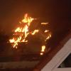 Durch die Glutnester loderten immer wieder kleinere Flammen auf. Durch die Glutnester loderten immer wieder kleinere Flammen auf.