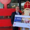 Bei der Spendenübergabe (von links): Peter Schmitt (Sparkasse Mainfranken), der Rimparer Nikolaus (Ludwig Michel-Ferschke) und Katrin Schunk (Kinderhospiz Sternenzelt Mainfranken e. V.).