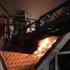 Von außen wurde an dem Wohnhaus in Oberhohenried am Mittwochmorgen das Feuer mit der Drehleiter bekämpft. Dazu mussten auch Ziegel abgetragen werden.