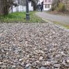 Auf der gekiesten Fläche im Sophiengärtchen soll das Hochbeet entstehen. Hier finden die Pflanzen aus dem Hexenbeet dann Platz.