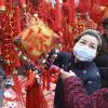 Menschen auf einem Markt in Fuyang in der zentralchinesischen Provinz Anhui tragen Mundschutz, während sie Dekoration für das Neujahrsfest kaufen.