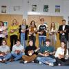 Das Bild zeigt die Spendenübergabe mit (hinten von links) dem Fördervereinsvorsitzenden Sebastian Gerstenkorn und Oberstudiendirektorin Martina Schlegl sowie den Musiklehrern Claudia und Felix Krüger (hinten rechts).