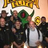 Gruppenfoto: Die Mitglieder des Motorradclubs Zombies Elite MC in ihrem neuen Clubraum im Bahnhof.
