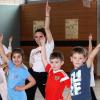 Hoch den Zeigefinger: Erstklässler tanzen mit Tamika (links) und Linda (rechts) den Travolta beim Workshop "alle tanzen mit" – eine Kooperation von Schule und Tanz.