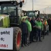 Aufmarsch vor der CSU-Bezirksgeschäftsstelle in der Karl-Götz-Straße: Mit rund 30 Traktoren waren am Donnerstagnachmittag Landwirte angefahren, um ein Forderungspapier zu übergeben. Aufmarsch vor der CSU-Bezirksgeschäftsstelle in der Karl-Götz-Straße: Mit rund 30 Traktoren waren am Donnerstagnachmittag Landwirte angefahren, um ein Forderungspapier zu übergeben.