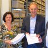 Aus sämtlichen Akten der gemeindlichen Registratur aus der Zeit seit der Gemeindegebietsreform 1978 bis zum Jahr 2005 wurde das archivwürdige Schriftgut ausgesondert, geordnet und in das Archiv überführt, sodass es für die Nachwelt erhalten bleibt. Das Bild zeigt bei der Übergabe der Archivalien und des Repertoriums (von links) Geschäftsleiter Dominik Dorsch, die zuständige Mitarbeiterin für Registratur und Archiv, Andrea Karbacher, Bürgermeister Horst Herbert sowie Archivar Marian Opalka. Aus sämtlichen Akten der gemeindlichen Registratur aus der Zeit seit der Gemeindegebietsreform 1978 bis zum Jahr 2005 wurde das archivwürdige Schriftgut ausgesondert, geordnet und in das Archiv überführt, sodass es für die Nachwelt erhalten bleibt. Das Bild zeigt bei der Übergabe der Archivalien und des Repertoriums (von links) Geschäftsleiter Dominik Dorsch, die zuständige Mitarbeiterin für Registratur und Archiv, Andrea Karbacher, Bürgermeister Horst Herbert sowie Archivar Marian Opalka.