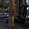 Das Bohrgerät samt Bagger stehen auf der Baustelle für den Retzbacher Kindergarten schon bereit, doch ohne Kampfmittelfreigabe wird nichts weiter gehen.