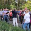 Architekt Martin Eckert zeigte beim damaligen Ortstermin in Herschfeld in Richtung des geplanten Baugebietes. Über den dortigen Bebauungsplan können die Bad Neustädter am 16. Februar im Bürgerentscheid abstimmen.