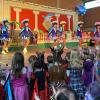 Die tanzende Juniorengarde mit dem Kinderprinzenpaar im Hintergrund beim Kinderfasching in Kleinrinderfeld.