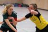 In Top-Form: Kleinlangheims Carmen Wilhelm (grün) erzielte neun Körbe, hier verteidigt sie den Ball gegen Ettlebens Hannah Erhardt.