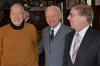 Drei Schulleiter auf einem Foto. In der Mitte der Jubilar Oskar Groß, links sein Nachfolger  Manfred Firnkes, rechts Wolfgang Klose, der jetzige Chef des Gymnasiums.