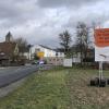 Unterhalb des Großen Parkplatzes in Münsterschwarzach entsteht in Kürze der neue Tegut-Lebensmittelmarkt. Ein großes Schild weist auf das Vorhaben hin.