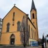 Die Eichen an der Röthleiner Pfarrkirche dürfen erst mal bleiben, auch wenn die Treppe umgestaltet wird.
