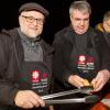 Caritas-Don Bosco-Direktor Andreas Halbig und Domkapitular Clemens Bieber (von links) sorgten in Gadheim mit heißen Würstchen für Verpflegung.