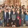 Alle Firmlinge mit Weihbischof Ulrich Boom.