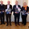 Präsentieren die neuen Planungshilfen für umweltverträgliche Beleuchtung (von links): Julia Rösch (Bayerische Verwaltung UNESCO-Biosphärenreservat Rhön), Herbert Bötsch (Kreisbaumeister Rhön-Grabfeld), Landrat Thomas Habermann (Rhön-Grabfeld), Landrat Thomas Bold (Bad Kissingen), Anke Barthel (Regionalentwicklung Bad Kissingen) und Michael Geier (Bayerische Verwaltung UNESCO- Biosphärenreservat Rhön).