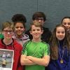 Die Badmintonspieler und -spielerinnen der Altersklassen II und III des Gymnasiums Bad Königshofen haben beim Bezirksfinale in Unterdürrbach die Teams aus Würzburg und Hösbach besiegt und sich den unterfränkischen Titel gesichert. Somit haben sie sich für das Nordbayern-Finale in Oberfranken qualifiziert. Ein paar Tage zuvor war das Bad Königshöfer Team in der AK Mädchen IV (Eva Wasser, Lena Köhler, Anne Jetschni, Dorothea Seelmann, Lisa Helmreich) knapp an Hösbach gescheitert. Das Bild zeigt die erfolgreichen Teams II und III mit (hinten von links) Betreuer Frank Helmerich, Lena Bregulla, Annika Börger, Lory Glückstein, Robin Winante, Natascha Straßheim, Lukas Morave, Silas Lerche und Betreuer Benjamin Bördlein. Vordere Reihe von links: Andreas Ortlauf, Benedikt Stein, Matthis de Bruyn, Felix Warmuth, Marina Müller, Lisa-Marie Wehner und Mira Kuhn.