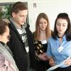 Tag der offenen Türe an der FOS/BOS Kitzingen, bei der auch Schüler ihre Schule interessierten Besuchern präsentierten.