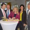 Eintrag ins Goldene Buch: Gesundheitsministerin Melanie Huml (Mitte) setzte am Ende ihres Besuchs im Haus am Kurpark ihre Unterschrift ins Gästebuch der Stadt. Darüber freuten sich Bad Königshofens Bürgermeister Thomas Helbling (von links) , Landrat Thomas Habermann, Haus am Kurpark-Leiterin Evi Bindrim und MdL Steffen Vogel. Eintrag ins Goldene Buch: Gesundheitsministerin Melanie Huml (Mitte) setzte am Ende ihres Besuchs im Haus am Kurpark ihre Unterschrift ins Gästebuch der Stadt. Darüber freuten sich Bad Königshofens Bürgermeister Thomas Helbling (von links) , Landrat Thomas Habermann, Haus am Kurpark-Leiterin Evi Bindrim und MdL Steffen Vogel.