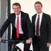 Ab April stellt die Sparkasse Tauberfranken ihren Mitarbeitern ein Fahrrad zur Förderung ihrer Gesundheit zur Verfügung. Der Vorstandsvorsitzende Peter Vogel (links) und sein Stellvertreter Wolfgang Reiner schwangen sich bereits auf das Rad.