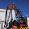 Mit der Drehleiter ging's hoch hinaus, weil Sturm "Sabine" das Dach eines Span-Silos im Karlstadter Furnierwerk halb abgerissen hatte.